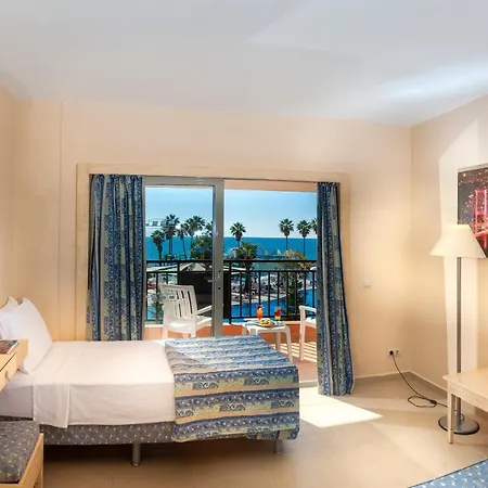 افيسيا هوليداي بيتش كلوب منتجع